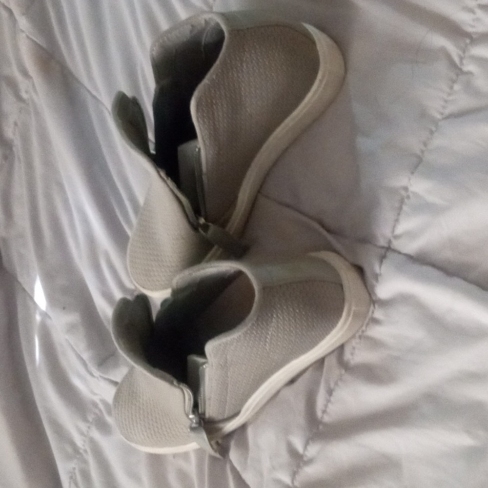 Shoes - Picture 4 of 4